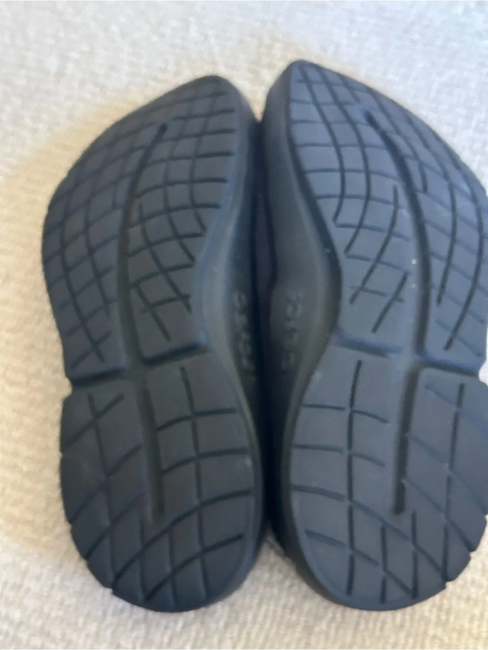 OOFOS Mens  Black Slip-On Slippers with Green Insole